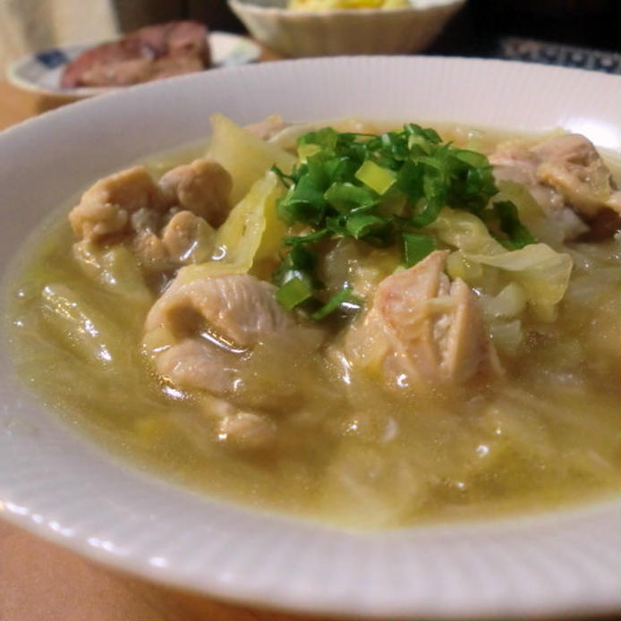 白の皿に盛られた鶏肉とキャベツのスープ