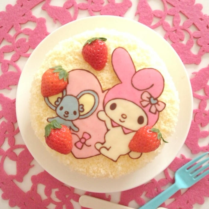 白いお皿におかれたウサギとネズミのキャラチョコがのったケーキ