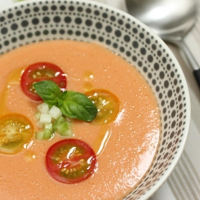 トマト、セロリ、玉ねぎの冷製スープ