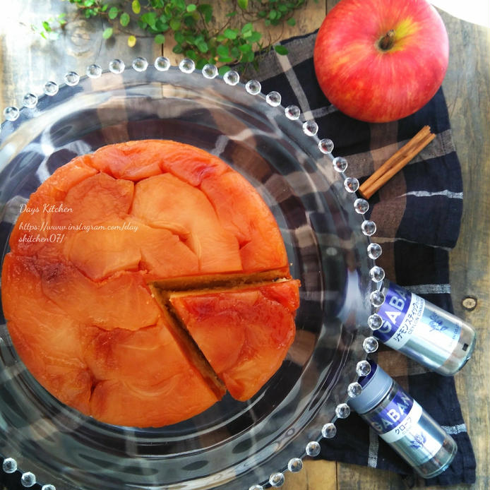 ガラス製の器に盛りつけられたりんごのアップサイドダウンケーキ