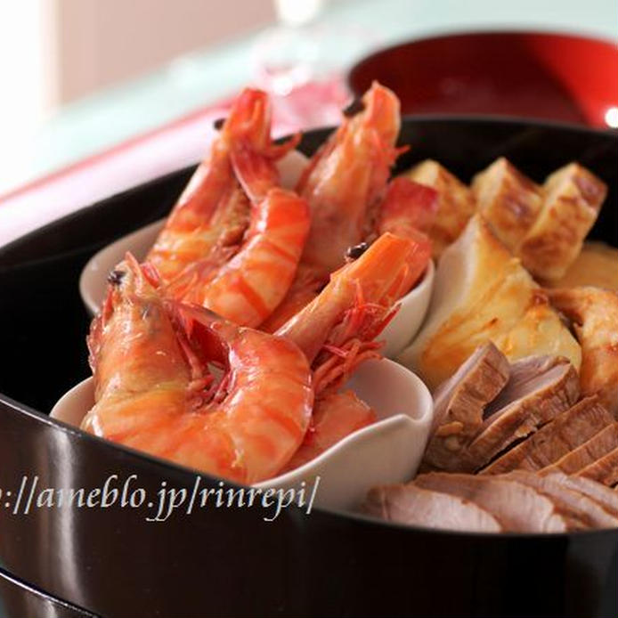 お重箱に入った有頭海老のだし煮