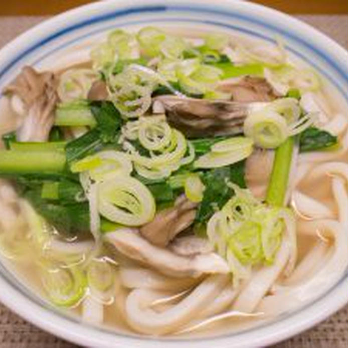 長ネギを散らした小松菜や舞茸入りのうどんの画像