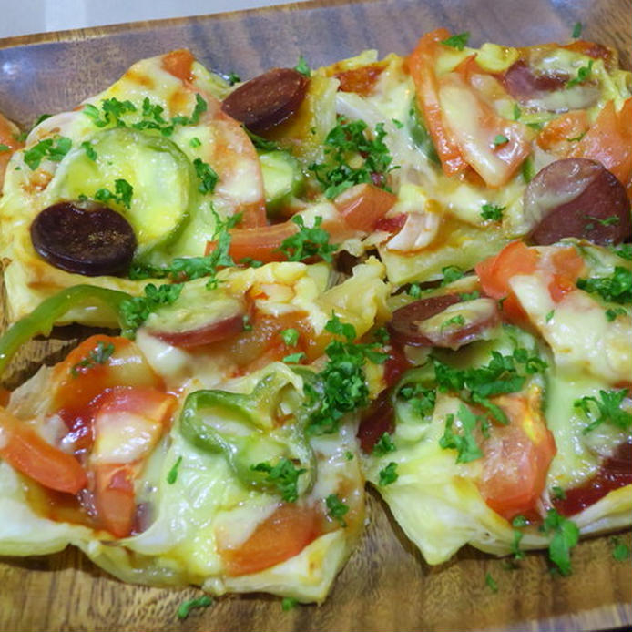 木製皿の上に盛られたパイシートのピザ
