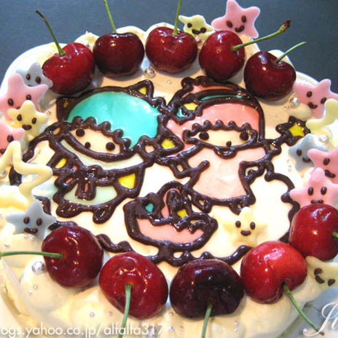 チョコプレートで作ったキキララの絵をのせたショートケーキ、その他さくらんぼや星型のチョコでデコレーション