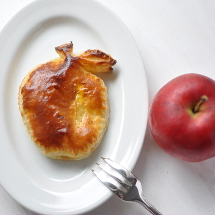皿に盛られたりんごの形をしたアップルパイ