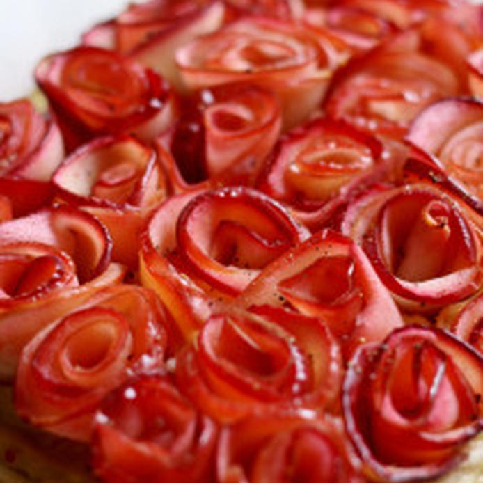 真っ赤なりんごのバラがきれいに並んだバラの豆乳カスタードアップルパイ