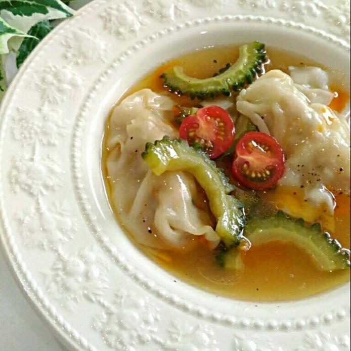 白いスープ皿に盛られた餃子と夏野菜の中華スープ