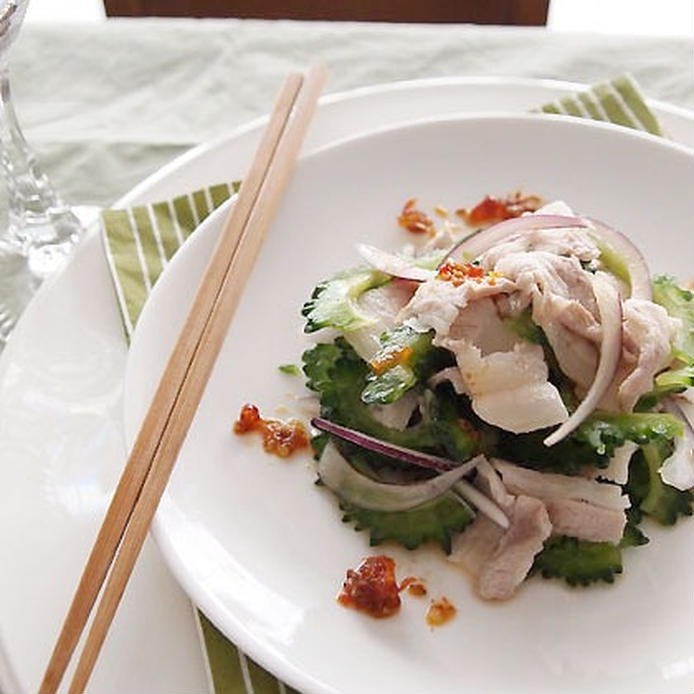 白い皿に盛られたゴーヤと豚肉の中華風サラダ