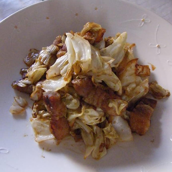 花柄模様の白い皿に盛られた、豚バラ肉とキャベツの味噌山椒炒め