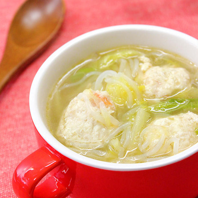 鶏胸肉のひき肉とえび、豆腐で作ったお団子、もやしや白菜、しらたきが具材のヘルシーな中華スープ。