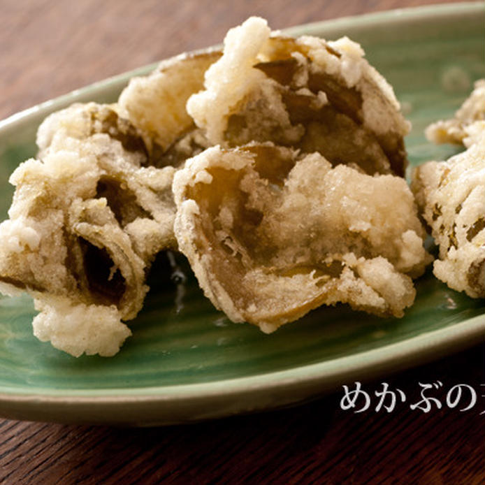 和食器に盛られためかぶの天ぷら
