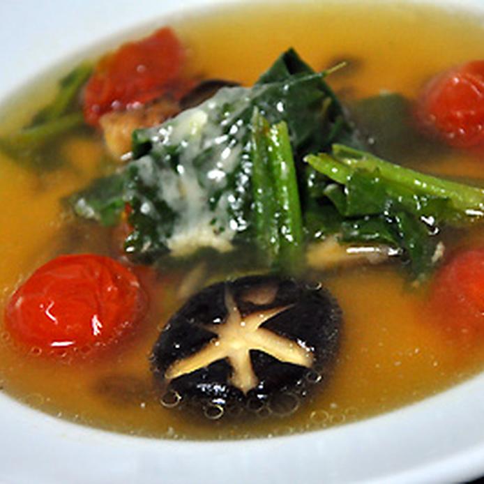 まるごとのミニトマトと椎茸が入ったかぶの葉のスープ