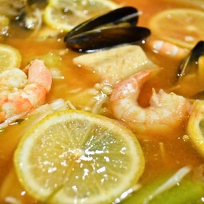 レモンや、野菜、魚介類がたっぷり入ったスープ鍋