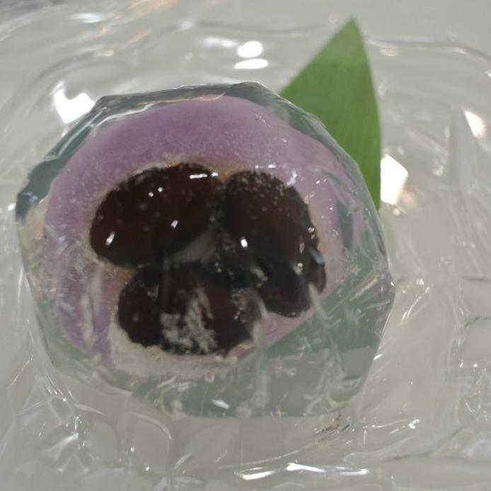 ガラスの皿に盛られた紫芋の水まんじゅう