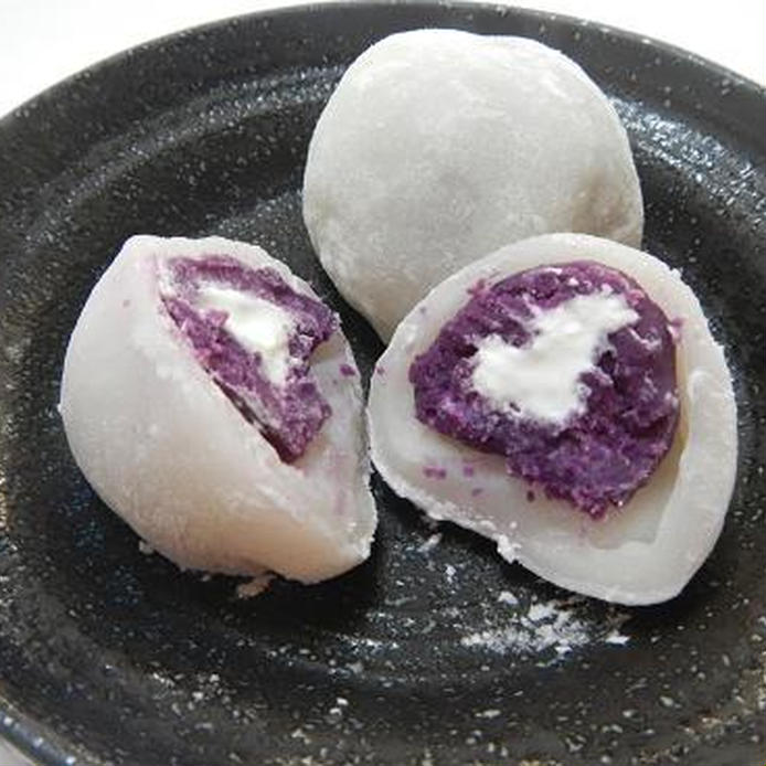黒い丸い皿に盛られた紫芋のクリーム大福