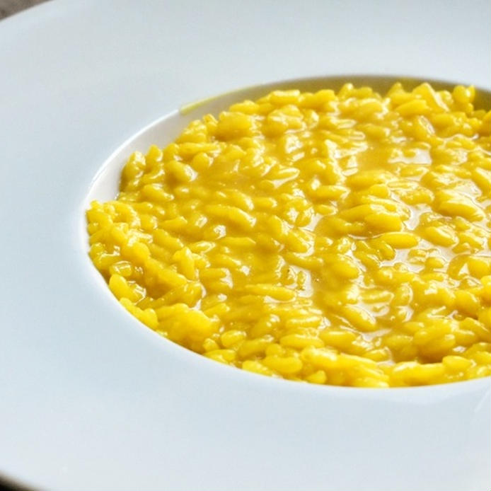 白い皿に盛られた黄色いリゾット