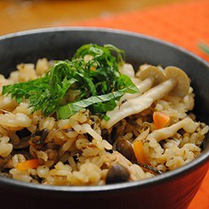 米と麦を使ったシーチキン、塩昆布、しめじ、人参、椎茸の炊き込みご飯