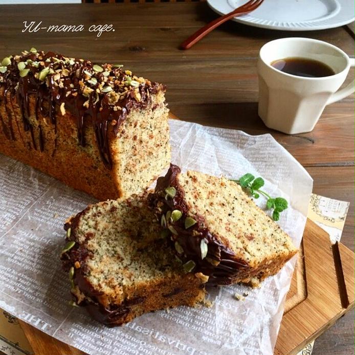 トップにチョコレートとナッツなどをトッピングした紅茶パウンドケーキ