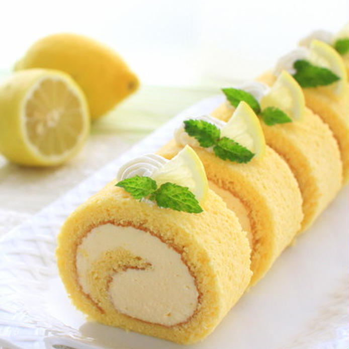 並んだレモン風味のロールケーキ