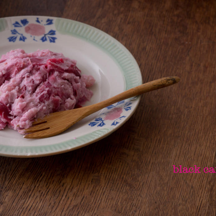 丸いお皿に盛られたピンクのポテサラ