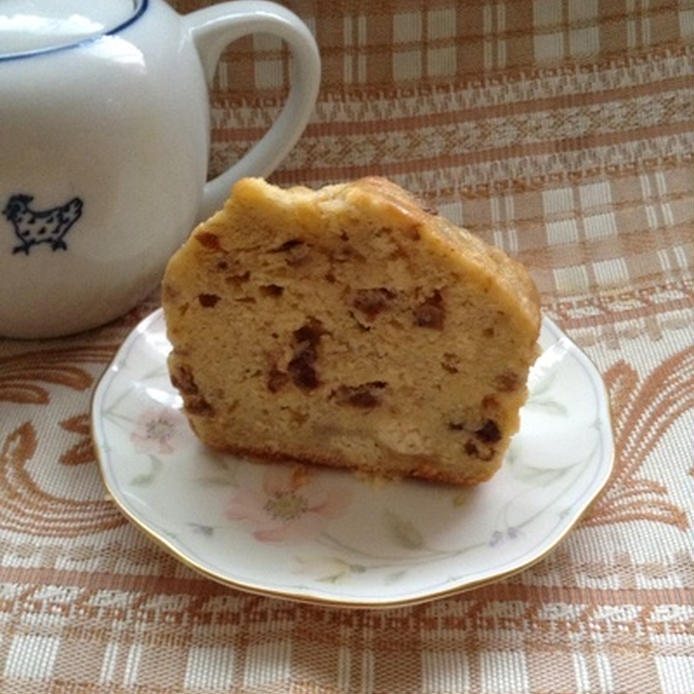 花柄の皿に盛られた、おからとバナナのパウンドケーキ