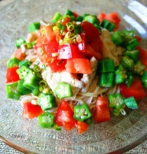 夏に食べたい！「トマト×ラー油」のピリ辛麺