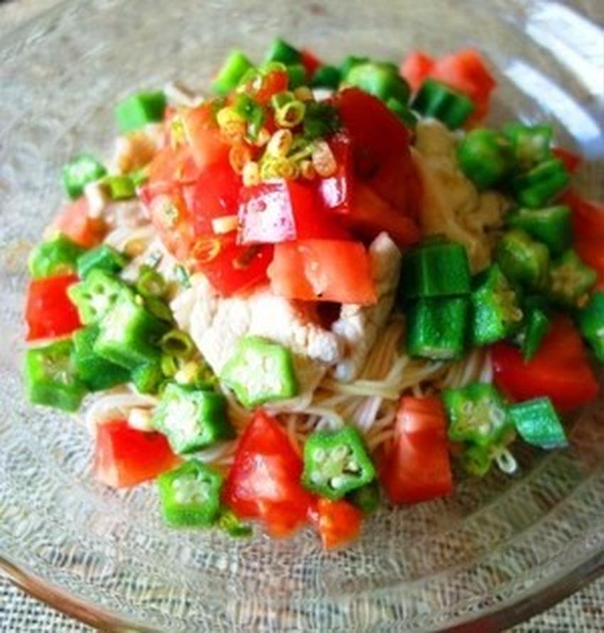 夏に食べたい！「トマト×ラー油」のピリ辛麺