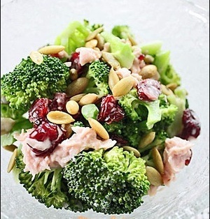 秋の食卓を彩る♪栄養満点「ブロッコリー」のサラダ