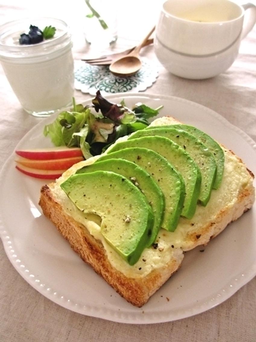 簡単朝ごはんで美しく！栄養満点な「アボカド朝食」レシピ6選