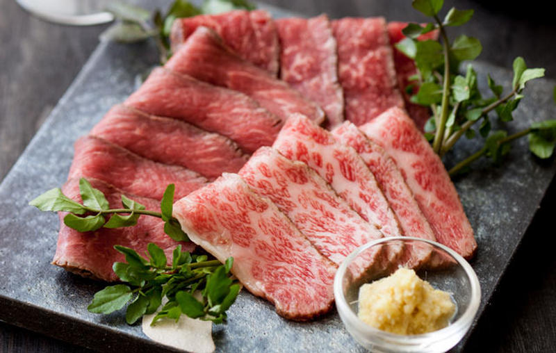 近江牛1頭から数キロしかとれない希少部位を贅沢にも食べ比べ！ほどよい柔らかさで、とろけ具合と肉の旨み...