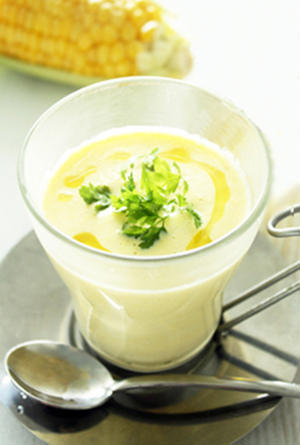 手軽に栄養補給♪食欲がない時でも飲みやすい「豆乳×野菜」の冷製スープ