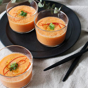 涼しげグラスでおいしさ倍増！？夏野菜とブレンダーで作る簡単「冷製スープ」