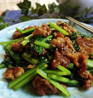 普段のおかずに♪「小松菜×牛肉」の簡単炒め物レシピ