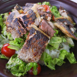 魚でおいしく栄養プラス♪夏に食べたい「サラダ丼」レシピ