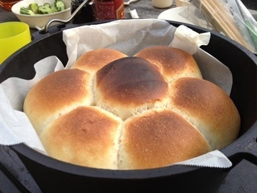 アウトドアの新定番「ダッチオーブン」でパンを焼こう！