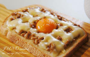栄養満点朝ごはん♪卵のせ「納豆トースト」がクセになる！
