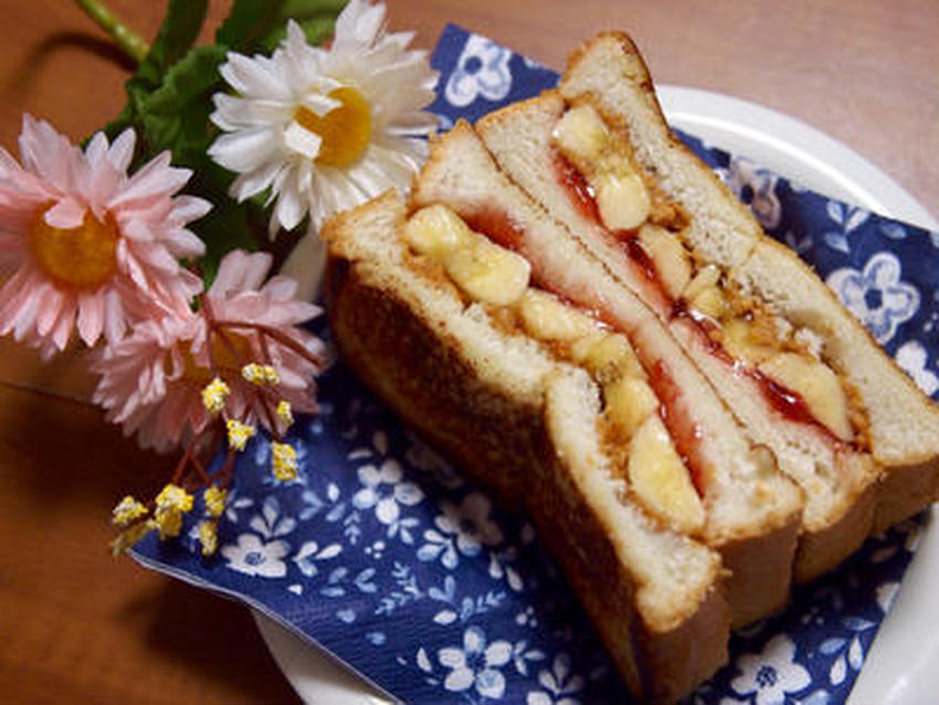 アメリカンな朝ごはん♪「ピーナッツバターのサンドイッチ」が濃厚です！