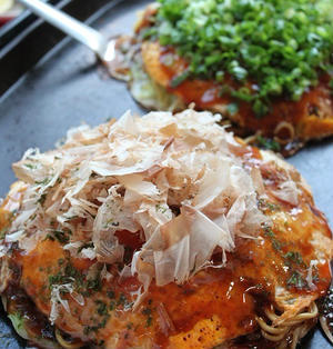 ボリューム満点で大満足！野菜がおいしい「広島風お好み焼き」レシピ