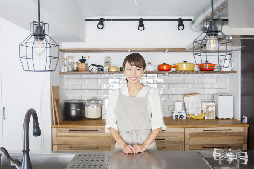 見せるものと見せないものを“メリハリ収納”でスタジオのようなキッチンに～北嶋佳奈さんの「世界一楽しいわたしの台所」