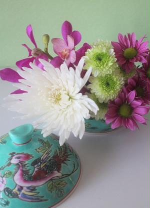いわゆる仏花として花店でもよく見かける「アナスタシア」という大輪のマムも、鮮やかな色のマムや蘭とあわ...