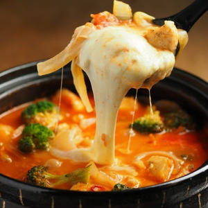 熱々とろっとろ～！「トマトチーズ鍋」は年始ごはんにもオススメです♪
