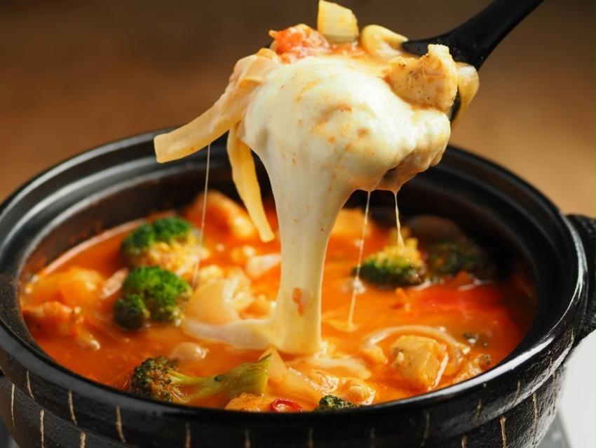 熱々とろっとろ～！「トマトチーズ鍋」は年始ごはんにもオススメです♪