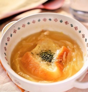 寒い冬の朝食に！体が温まるオニオングラタンスープで1日をスタート！