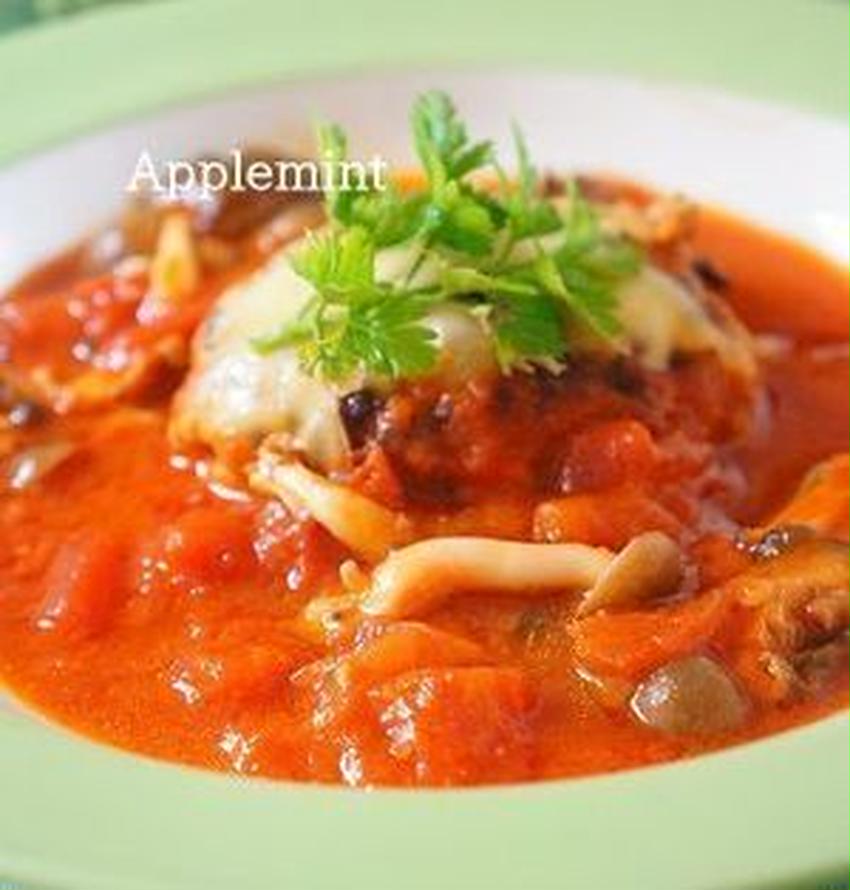 トマト缶でソースたっぷり♪野菜も採れる「煮込みハンバーグ」レシピ