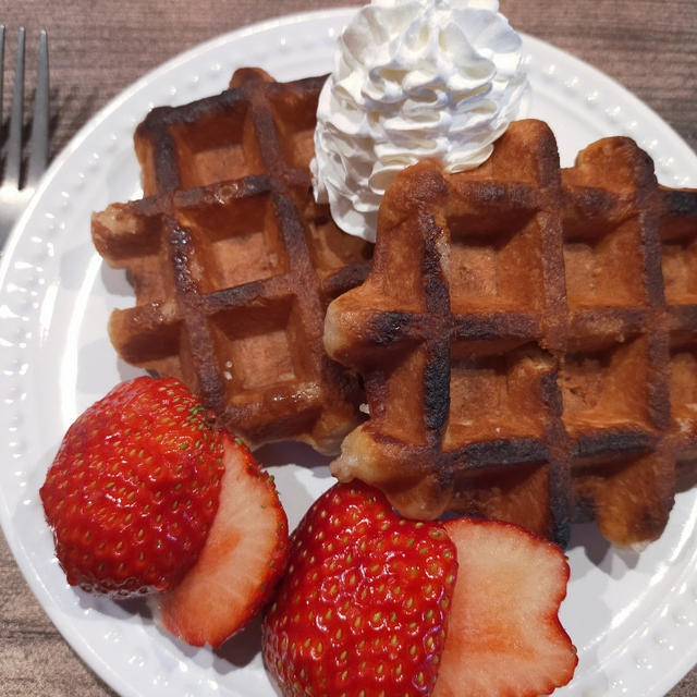 ケーキ用の苺を使って（笑）昨日のおやつはベルギーワッフル
