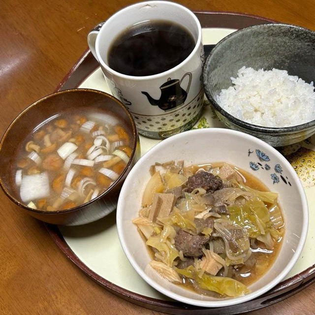 1.5【三人の朝ごはん】馬肉鍋とサラダ目玉焼きと鶏粥です❣️