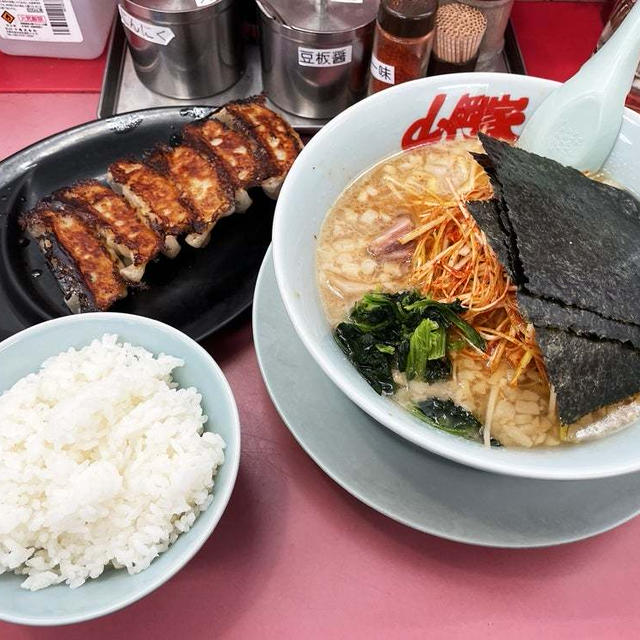 醤油ピリ辛ネギラーメンの背脂変更濃いめを啜る〜半ライス・お友達追加特典クーポンギョーザ・山岡家〜