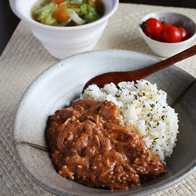 えのきたっぷりポークストロガノフな朝食ときくらげと胡瓜のサラダやコピ・ルアック！
