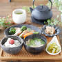湯気の立つ食卓