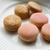 桜のマカロン　きな粉入りミルクチョコレートマカロン